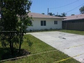 Building Photo - 3125 SW 16th Ter