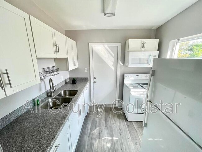 Building Photo - 3436 Lucerne Terrace