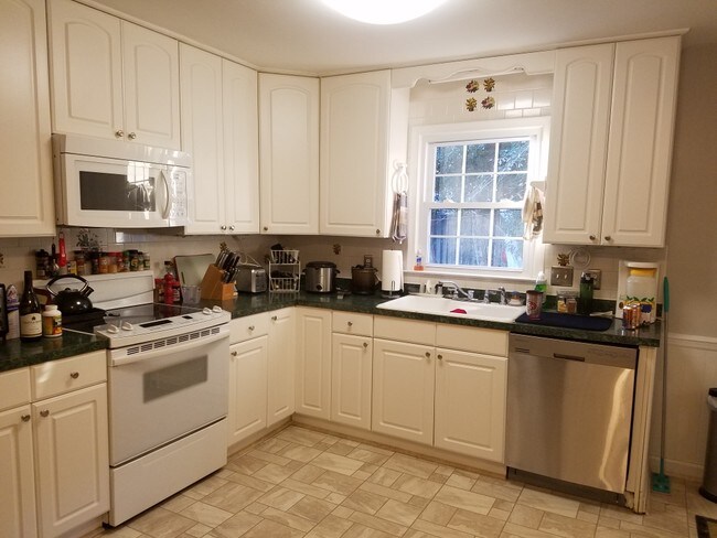 Building Photo - 4001 Pickwick Dr