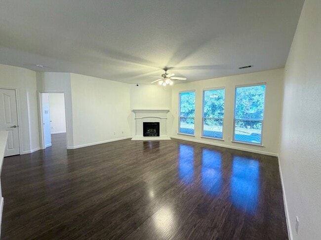 Foto del edificio - 3917 Old Richwood Ln