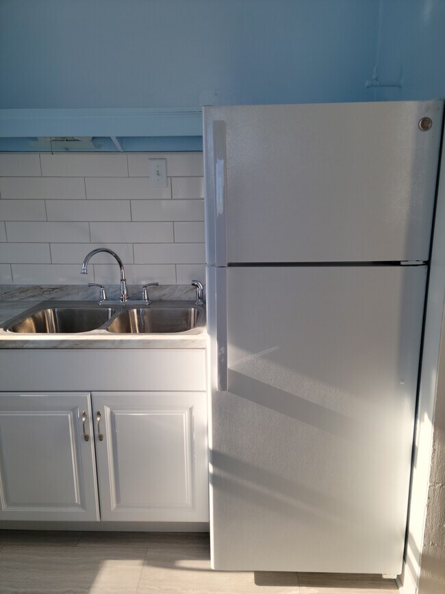 Newly remodeled kitchen - 100 Oxford St N