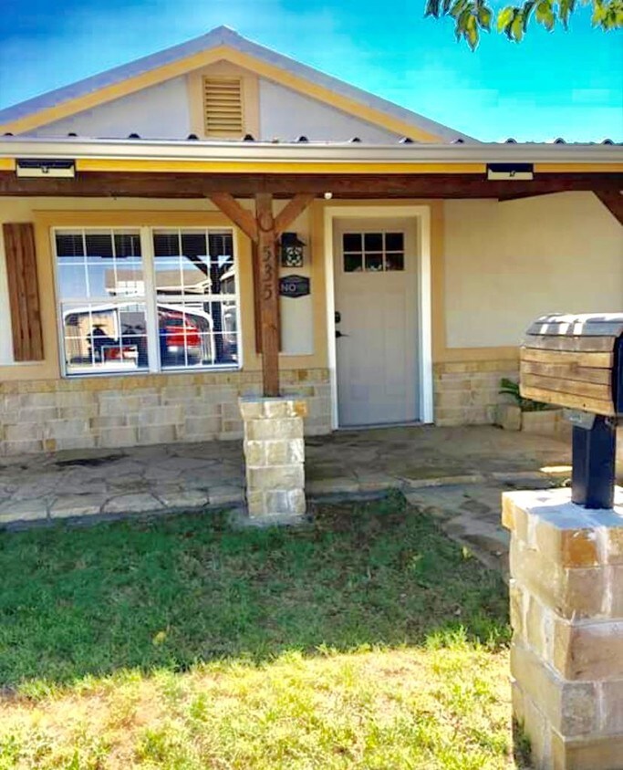 Foto principal - 535 N Elm St
