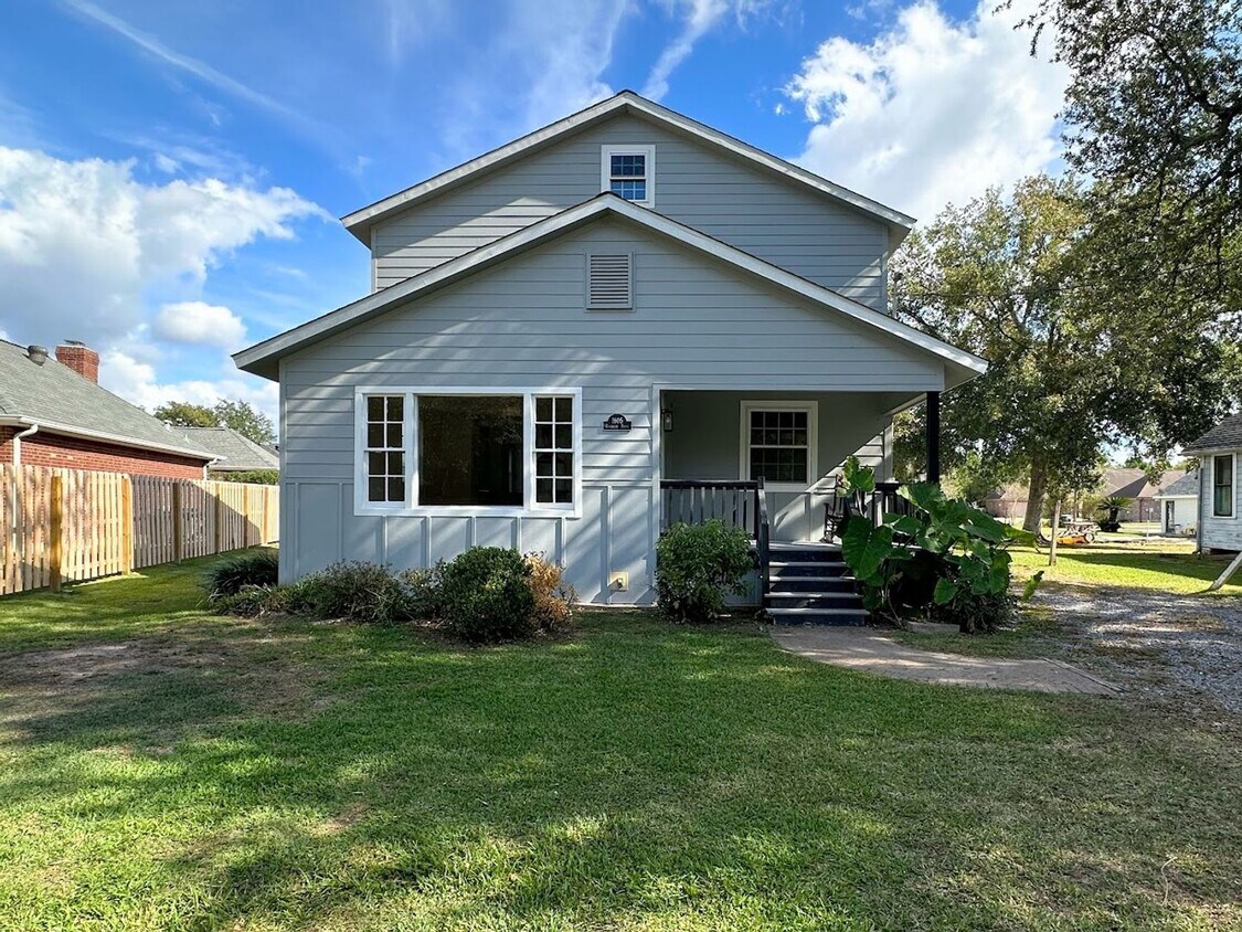 Primary Photo - Exquisite Remodeled Home with Move-In Spec...