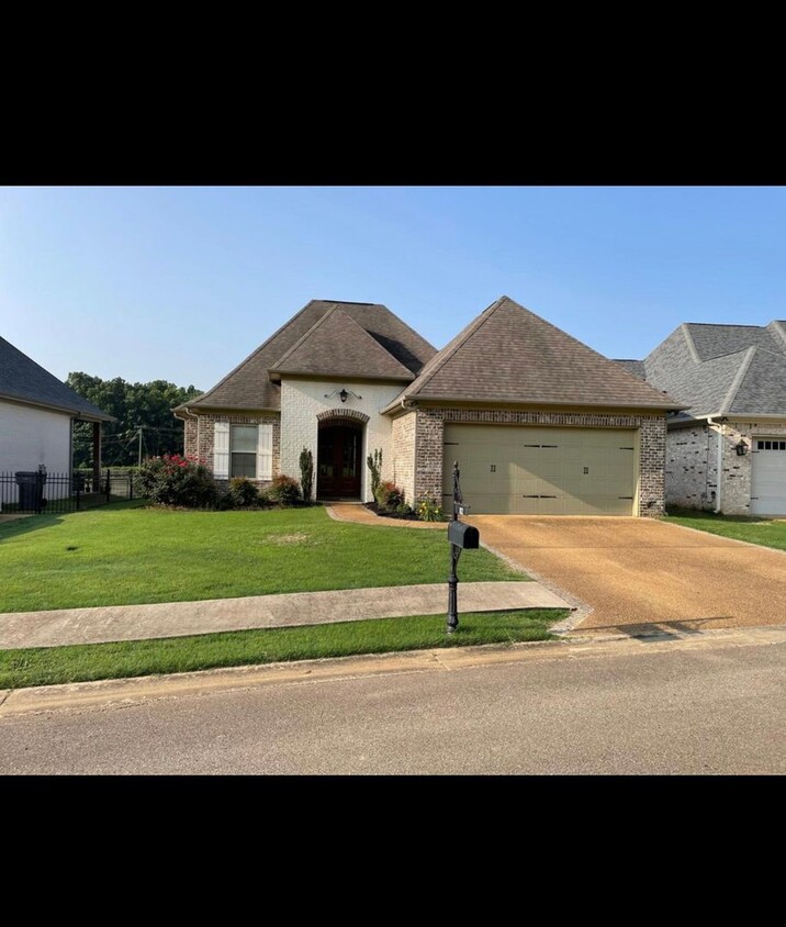 Foto principal - 82 E Briar Lake Dr