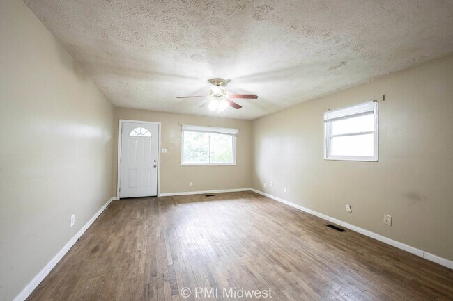 Building Photo - Charming 3-Bedroom Home with Gleaming Hard...