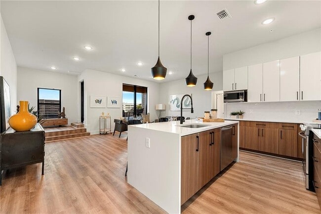 Sala de estar, cocina y entrada a la terraza - 112 Rogers St NE