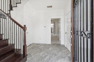 Building Photo - 830 W 19th St