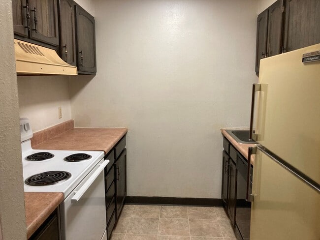 Building Photo - 2 Bedroom, 1 Bathroom Condo located in the...