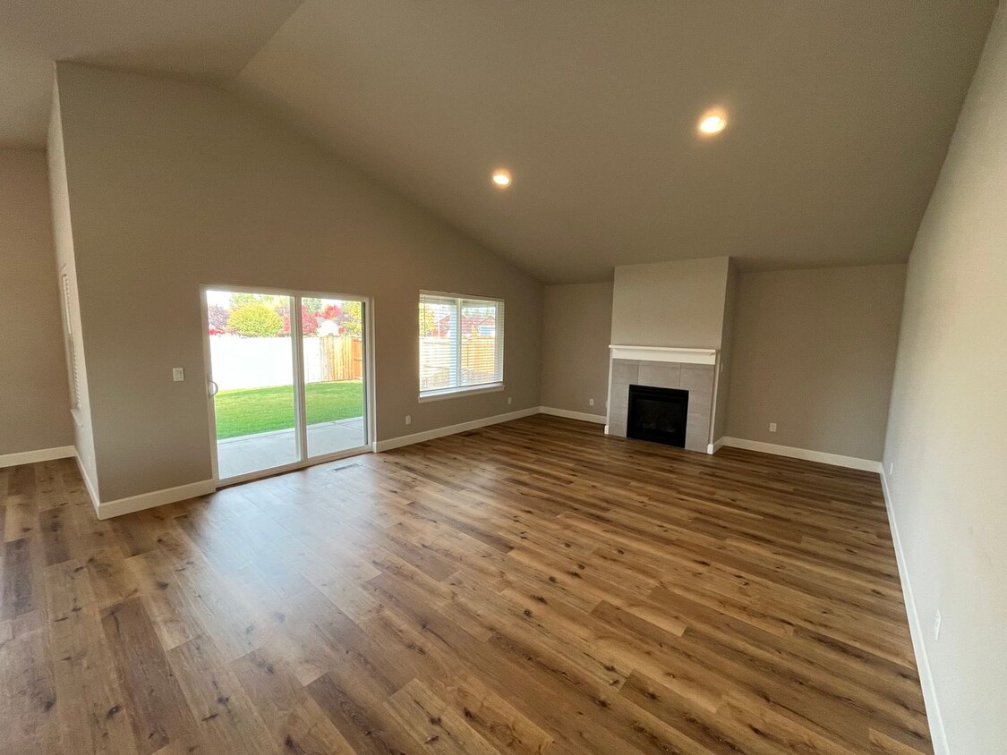 Foto principal - Newer Construction 3 Bedroom House in NW R...