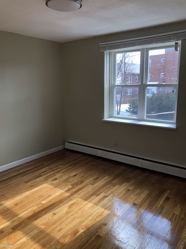 Building Photo - 2 br, 1 bath Condo - 43 Colborne Rd #3
