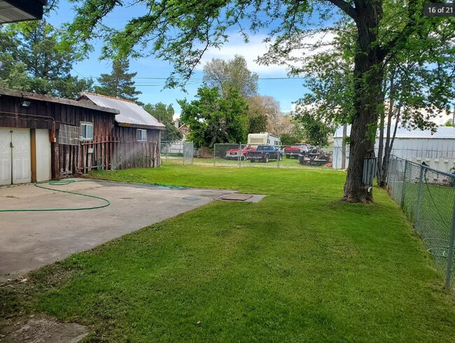 Foto del edificio - 2 Bedroom, Bonus Room, 1 Bathroom, Home For Rent in St. Anthony!  Fenced Yard, Covered Parking, W...