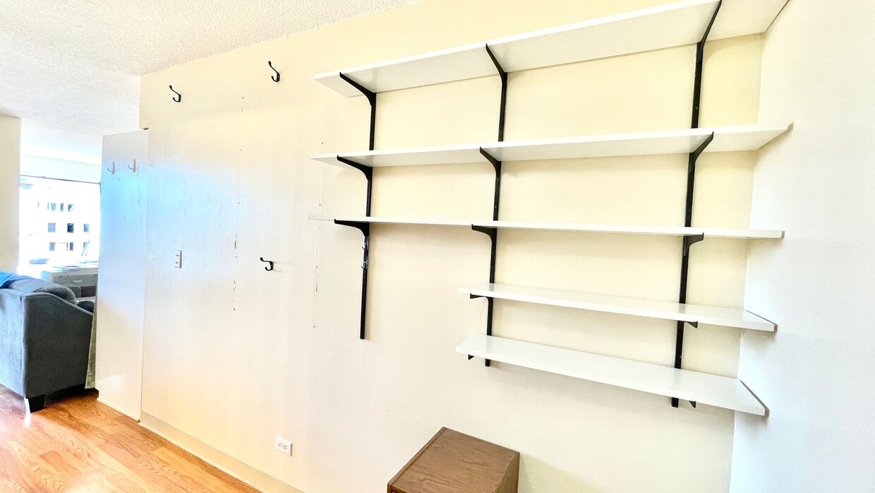 FULLY FURNISHED STUDIO IN KING MANOR! CLOS... - FULLY FURNISHED STUDIO IN KING MANOR! CLOS...