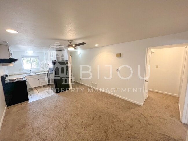 Building Photo - 4418 N Chestnut St