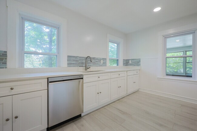 Building Photo - 85 Main St