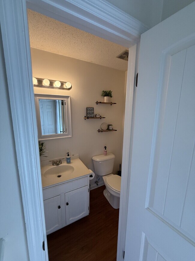 Foto del edificio - "Charming 3-Bedroom Townhouse Retreat in Beaufort - Spacious 1742 sq ft on Battery Lane!"