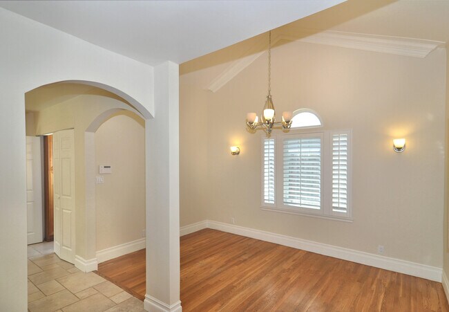 Building Photo - 4954 Ranchito Ave