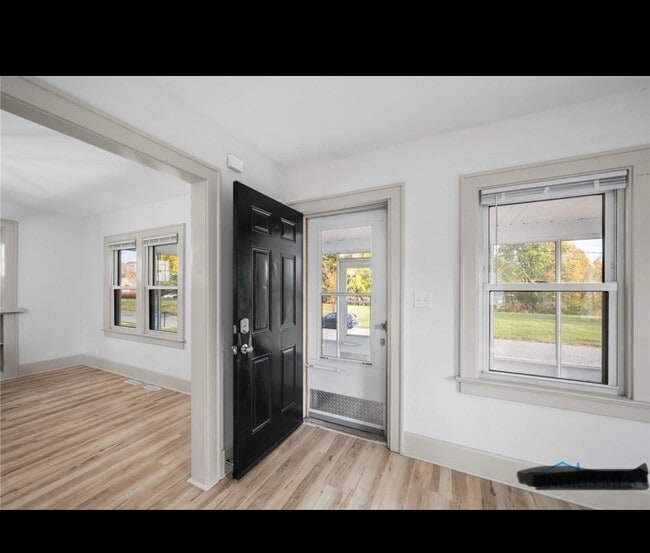 Front entrance - 476 Shasta Dr