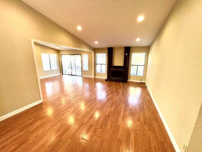 Foto del edificio - 3520 Pleasant Knl Dr