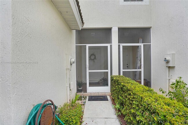 Building Photo - 9861 Lago Dr