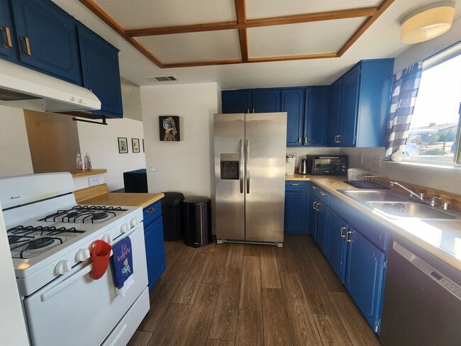 Foto del edificio - Fully Furnished! Move in with just a suitcase!