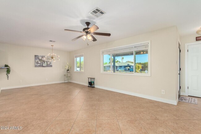 Building Photo - 1422 W Orange Dr
