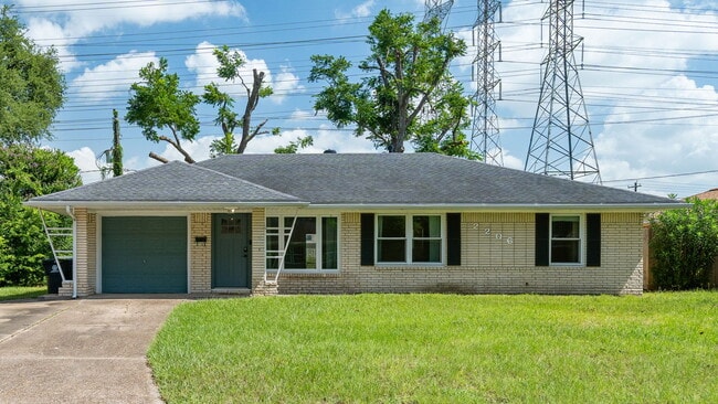 Building Photo - 2206 Stonecrest Dr