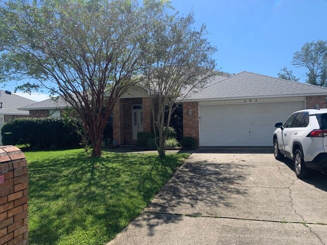 Building Photo - 4BR/3BA with privacy fenced backyard