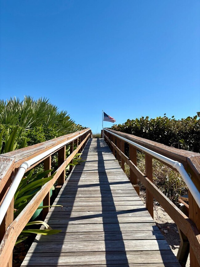 Building Photo - Direct Oceanfront 2/2 Condo in Stuart!