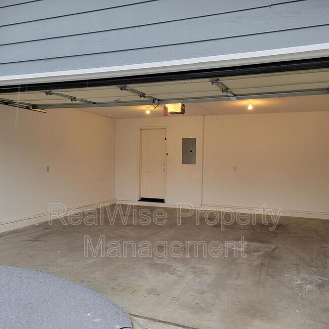 Building Photo - 1417 SW Kokanee Ln