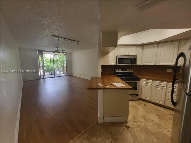 Foto del edificio - 8225 Lake Dr