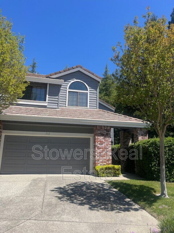 Primary Photo - 212 Kingswood Ct