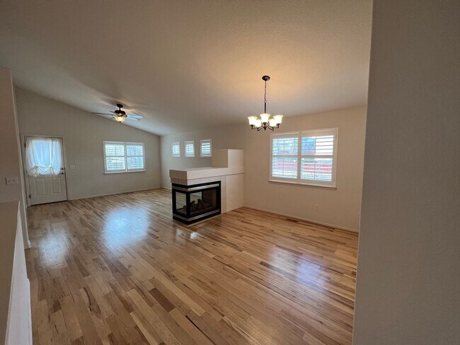 Foto del edificio - Literally One Block Away From Skyview Middle School