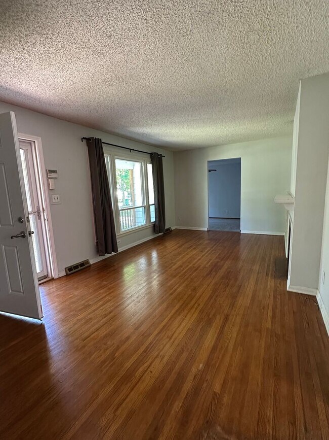 Foto del edificio - 2 Bedroom with Bonus room and Hardwood Flo...