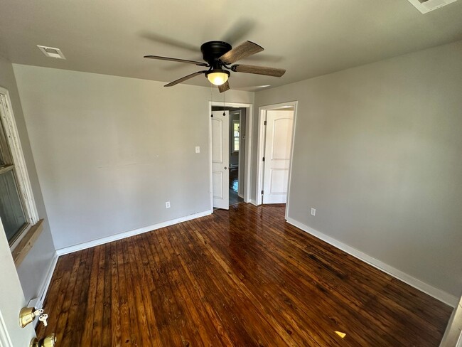 Foto del edificio - 2 bed house with big yard in Petersburg Va!