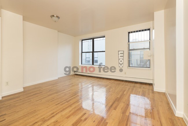 Interior Photo - 347 Manhattan Avenue