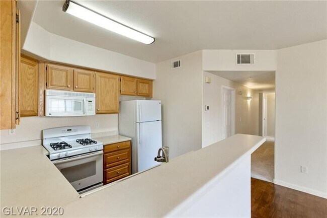Foto del edificio - MOVE IN READY! 3 BEDROOM- GUARD GATED COMM...