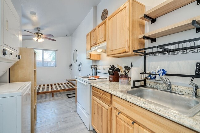Building Photo - Furnished Casita