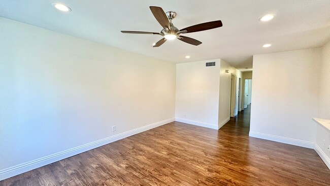 Building Photo - Beautifully Updated & Remodeled Upstairs C...