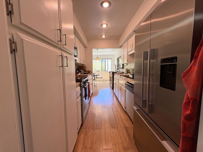 Foto del edificio - Beautiful 2-Bedroom Corner Condo in Downtown Palo Alto