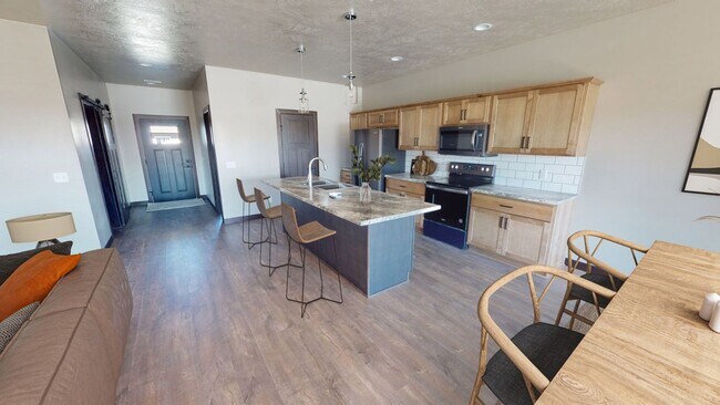 Building Photo - WALK IN AND AMENITY FILLED THREE BEDROOM TOWNHOME!