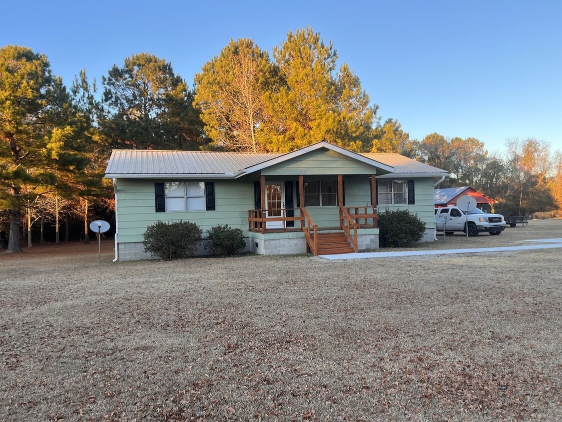 3 bedroom, 2 bath bungalow on huge lot. Co... - 3 bedroom, 2 bath bungalow on huge lot. Co...
