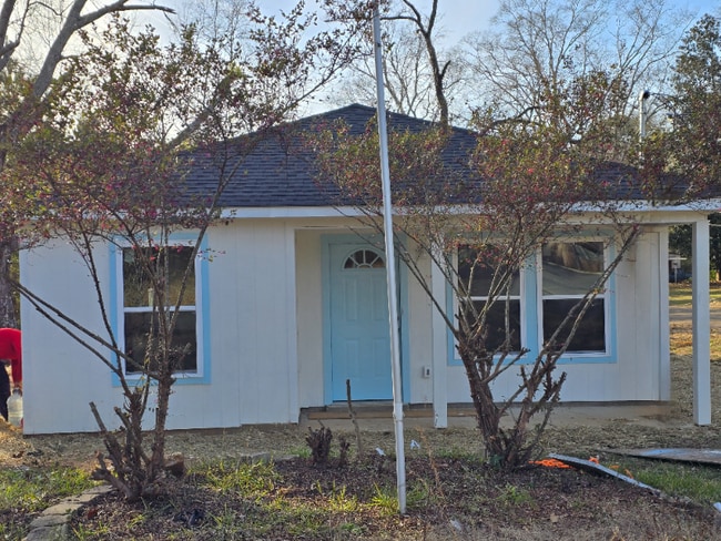 Building Photo - 810 S Cooper Ave