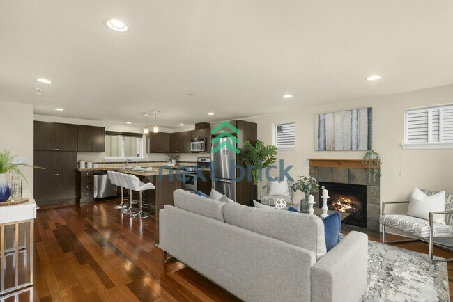 Foto del edificio - 2 BED 2 BATH TOWNHOME FOR RENT