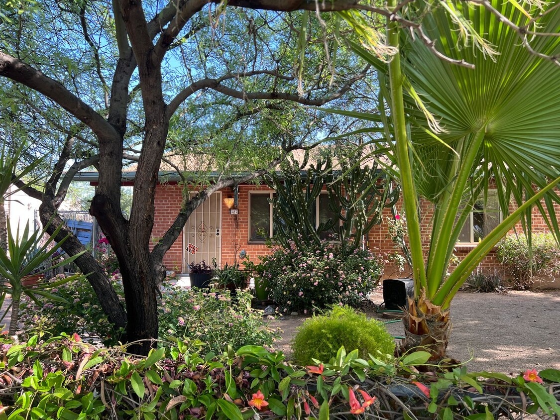 Foto principal - 4 Bed. 2 Ba. Home in Historic Dist. Minute...