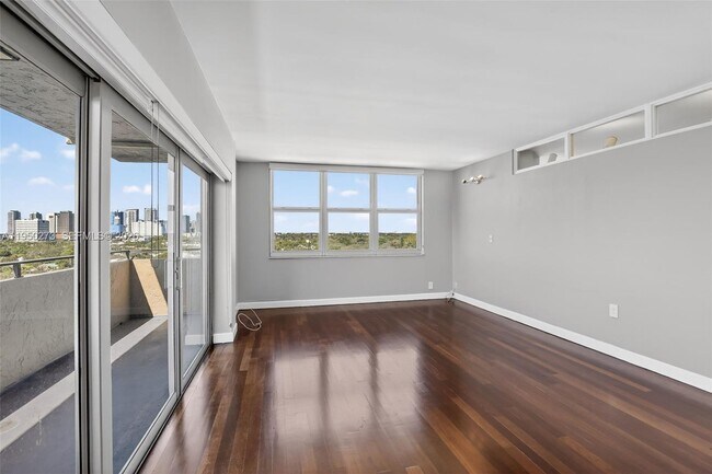 Foto del edificio - 1625 SE 10th Ave