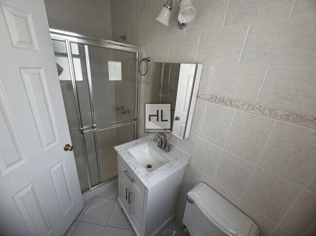 Foto del edificio - Fully Renovated 1-Bedroom Apartment in the...