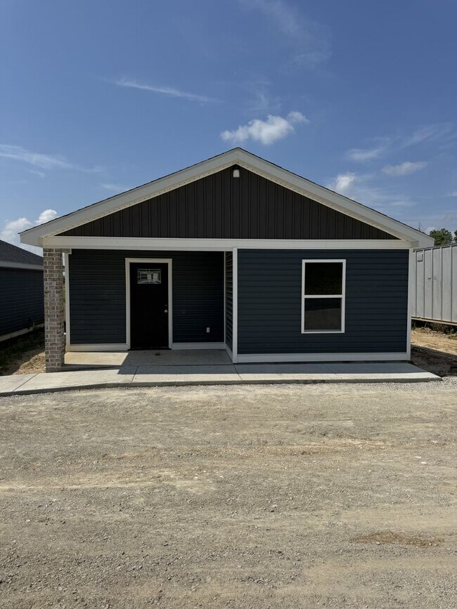 Foto del edificio - 3-bedroom 1-bath home located just minutes from I-55 Hwy  (Jackson/Fruitland area)