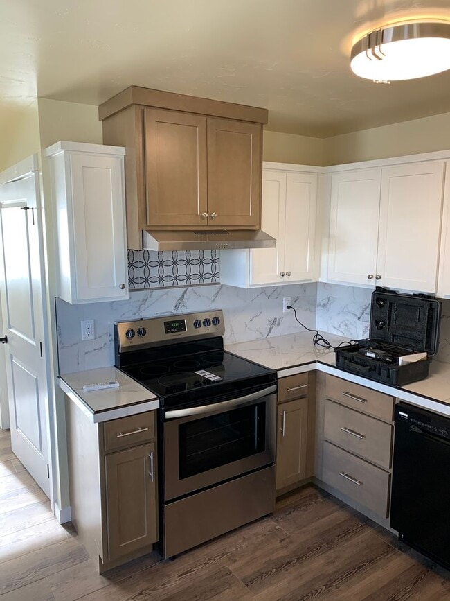 Building Photo - BEAUTIFUL SISTERS GROUND LEVEL APARTMENT, CLOSE TO DOWNTOWN!