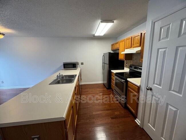 Foto del edificio - 4804 Tanglewood Oaks St