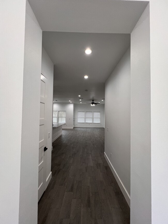 Building Photo - 506 E Bryson Ave